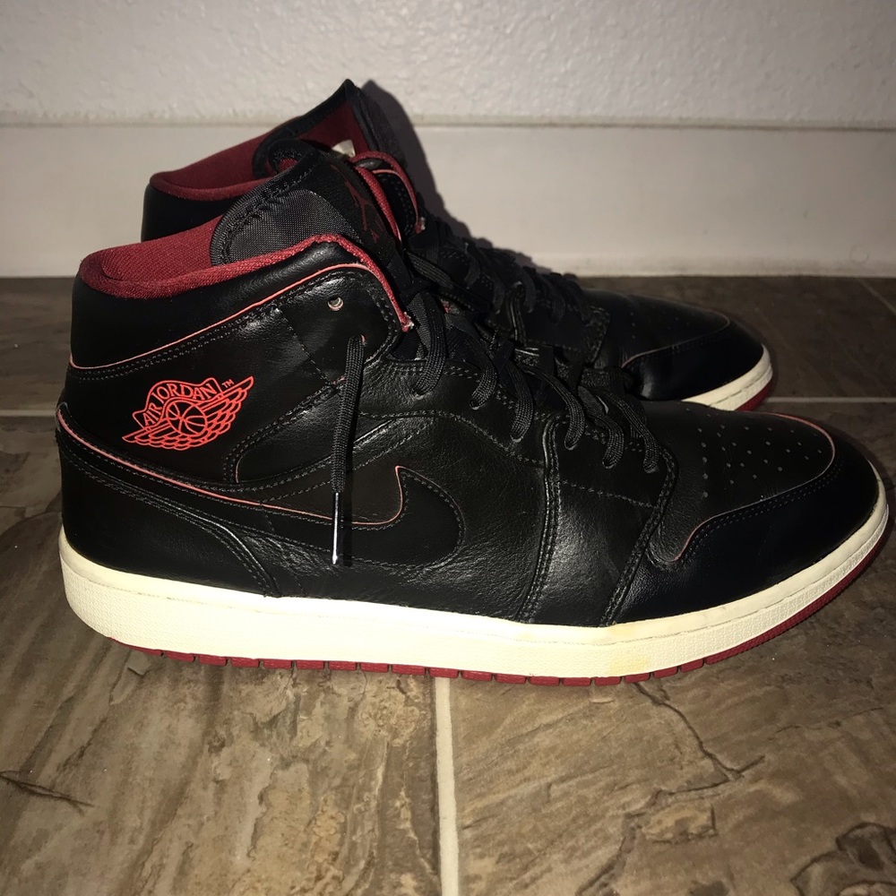 Jordan 1 Retro Mid Black Red White